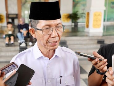 Wali Kota Batam, Amsakar Achmad, memberi keterangan kepada awak media usai sidang paripurna di DPRD Kota Batam, Rabu (7/10/2026). 