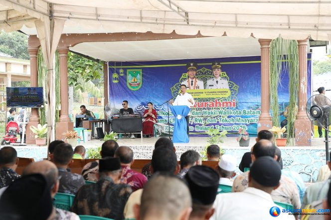 
 Wali Kota Batam, Amsakar Achmad, menyampaikan sambutan saat silaturahmi bersama RT, RW, dan LPM se-Kecamatan Bulang, Kamsi (8/10/2026). 