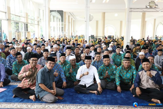 
 Wali Kota Batam, Amsakar Achmad, bersama tokoh agama Bengkong, Batu Ampar, dan Lubuk Baja saat silaturahmi di Masjid Baitul Makmur, Batu Ampar, Kamis (8/10/2026). 