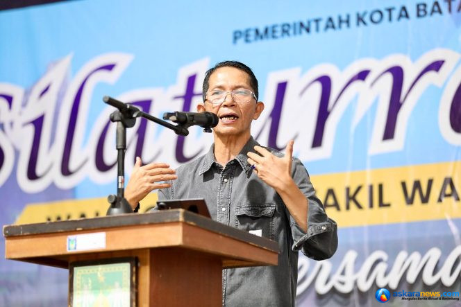 
 Wali Kota Batam, Amsakar Achmad. 