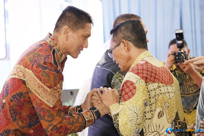 
 Wali Kota Batam, Amsakar Achmad, menyalami dan berbincang dengan Kapolda Kepri, Irjen Pol Suhendri saat pisah sambut di Hotel Radisson, Batam, Jumat (9/10/2026) malam. 
