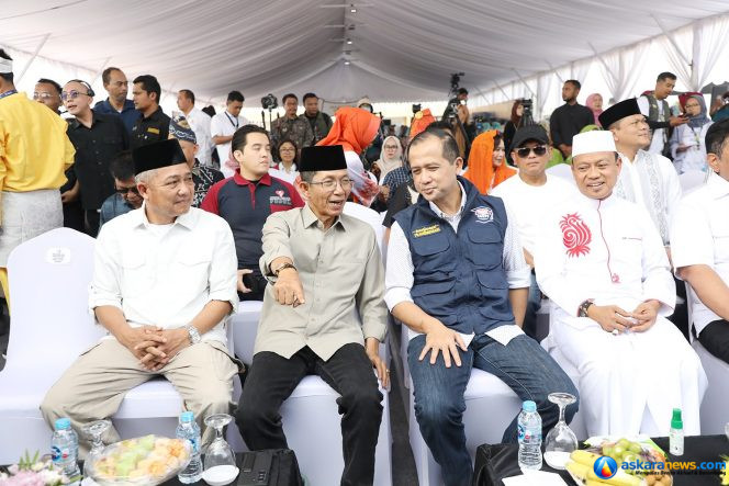 
 Wali Kota Batam, Amsakar Achmad, berbincang dengan Menteri Transmigrasi, Muhammad Iftitah Sulaiman, saat menghadiri Festival Transmigrasi 2026 dan Doa untuk Negeri bersama KH Das’ad Latif, Ph.D., di SP 1 Tanjung Banon, Rempang Eco City, Sabtu (10/10/2026). 