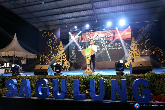 
 Warga Sagulung menyambut kehadiran Wali Kota Batam, Amsakar Achmad, saat Sagulung Merdeka Fest 2026 di Alun-Alun SP Plaza, Sabtu (10/10/2026) malam. 