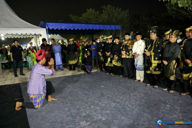 
 Wali Kota Batam, Amsakar Achmad. 