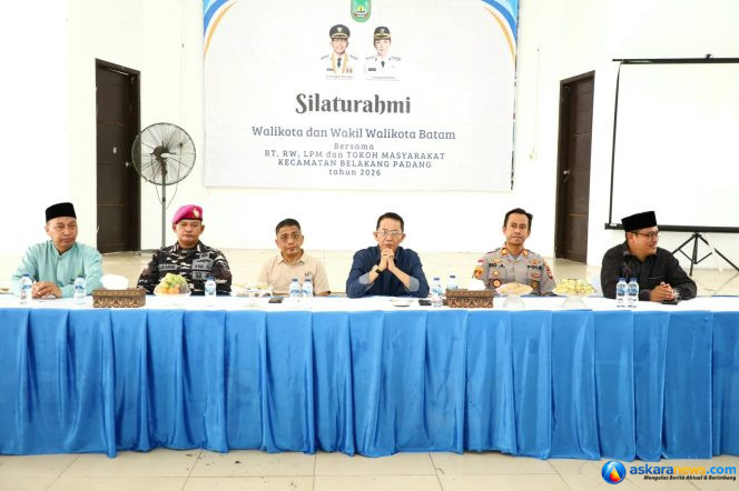 
 Wali Kota Batam, Amsakar Achmad, berbincang dengan tokoh agama saat silaturahmi bersama RT, RW, LPM dan tokoh masyarakat serta agama di Belakang Padang, Minggu (11/10/2026). 