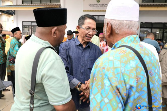 
 Maklumatkepri.com. Batam-Wali Kota Batam, Amsakar Achmad, menegaskan pentingnya komunikasi terbuka dan kebersamaan antara pemerintah dan masyarakat dalam mendukung pembangunan daerah. Hal itu disampaikannya saat bersilaturahmi dengan pengurus RT, RW, Lembaga Pemberdayaan Masyarakat (LPM), serta tokoh masyarakat dan tokoh agama se-Kecamatan Belakang Padang di Gedung Nasional Belakang Padang, Minggu (11/10/2026).  Pertemuan tersebut menjadi wadah untuk mempererat hubungan antara pemerintah dan masyarakat sekaligus menyerap aspirasi warga di wilayah hinterland Kota Batam.  Amsakar mengaku senang dapat bertemu langsung dengan para tokoh masyarakat Belakang Padang. Menurutnya, berbagai gagasan dan masukan yang disampaikan masyarakat menjadi bahan penting bagi pemerintah dalam mengevaluasi kebijakan dan menentukan arah pembangunan.  “Saya bangga dan bahagia bertemu dengan tokoh-tokoh Belakang Padang. Banyak gagasan dan ide yang disampaikan untuk perbaikan. Bagi kami, masukan seperti ini sangat penting untuk memperkuat langkah dan arah pembangunan Batam,” ujarnya.  Ia menjelaskan, silaturahmi dengan masyarakat merupakan bagian dari upaya membangun komunikasi yang terus dilakukan bersama Wakil Wali Kota Batam, Li Claudia Chandra. Pendekatan tersebut tidak hanya dilakukan di tingkat kecamatan, tetapi juga menjangkau kelurahan hingga lingkungan RT dan RW.  Menurut Amsakar, pemerintah perlu hadir di tengah masyarakat untuk mendengarkan langsung berbagai persoalan yang dihadapi warga. Dengan komunikasi yang terbuka, setiap persoalan dapat dibahas bersama sehingga solusi yang dihasilkan lebih sesuai dengan kebutuhan masyarakat.  Ia meyakini, pertemuan yang dilakukan secara rutin dapat memperkuat kepercayaan sekaligus mempermudah koordinasi antara pemerintah dan masyarakat.  “Kalau kita rutin bersilaturahmi, insyaallah banyak hal yang bisa kita selesaikan bersama. Tidak ada pekerjaan berat kalau dikerjakan bersama. Itulah energi silaturahmi yang harus terus kita rawat,” kata Amsakar.  Dalam pertemuan itu, Amsakar juga mengajak seluruh pihak agar tidak terburu-buru menilai suatu persoalan dari satu sudut pandang. Ia menekankan pentingnya mendengar, memahami, dan melihat persoalan secara utuh sebelum mengambil kesimpulan.  Ia menilai, pengurus RT, RW, dan LPM memiliki peran strategis karena berinteraksi langsung dengan masyarakat. Selain membantu pelayanan di lingkungan masing-masing, mereka menjadi penghubung antara kebutuhan warga dan pemerintah.  Karena itu, Amsakar berharap para pengurus lingkungan terus menyampaikan aspirasi secara terbuka serta menjaga komunikasi yang baik dengan pemerintah. Dengan demikian, berbagai persoalan di tengah masyarakat dapat ditangani melalui koordinasi dan kerja sama.  Perwakilan RT, RW, dan LPM Kecamatan Belakang Padang, Andika Putra, menyambut baik pertemuan tersebut. Ia menegaskan, para pengurus lingkungan berkomitmen menjalankan tugas pelayanan sekaligus berkontribusi menciptakan lingkungan masyarakat yang positif.  “Merupakan suatu kehormatan bagi kami untuk selalu bekerja, melayani masyarakat, serta membantu menciptakan lingkungan yang positif. Kami, RT, RW, dan LPM se-Kecamatan Belakang Padang, siap berkolaborasi bersama pemerintah menjadikan Batam Kota Madani yang inovatif, berbudaya, dan berkelanjutan sebagai pusat investasi dan pariwisata,” ungkap Andika.  Kegiatan tersebut juga diisi dengan penyerahan insentif secara simbolis kepada perwakilan RT, RW, dan LPM. Penyerahan ini menjadi bagian dari rangkaian kegiatan sekaligus memperkuat hubungan pemerintah dengan para pengurus lingkungan yang berperan langsung dalam pelayanan masyarakat.  Melalui silaturahmi tersebut, Pemerintah Kota Batam berharap komunikasi dengan masyarakat semakin efektif. Aspirasi yang disampaikan diharapkan menjadi bahan pertimbangan dalam merumuskan kebijakan dan menentukan prioritas pembangunan sesuai kebutuhan warga.