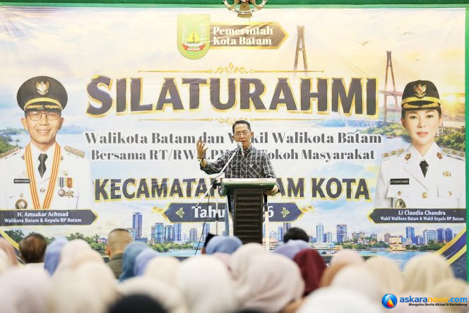 
 Wali Kota Batam, Amsakar Achmad, menyampaikan sambutan saat silaturahmi bersama RT/RW dan tokoh masyarakat Kecamatan Batam Kota di Aula PIH Batam Kota, Minggu (11/10/2026). 