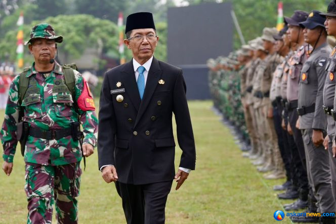 
 Wali Kota Batam, Amsakar Achmad, mengecek kesiapan pasukan saat membuka TMMD ke-130 di Lapangan Garuda, Kelurahan Mangsang, Sei Beduk, Selasa (13/10/2026). 
