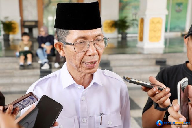 
 Wali Kota Batam, Amsakar Achmad.