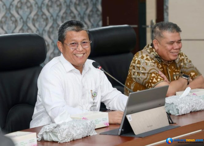 
 Sekda Batam, Firmansyah, didampingi Ketua Panitia HJB ke-197, Yusfa Hendri, memimpin rapat persiapan HJB ke-197 di Kantor Wali Kota Batam, Jumat (16/10/2026). 