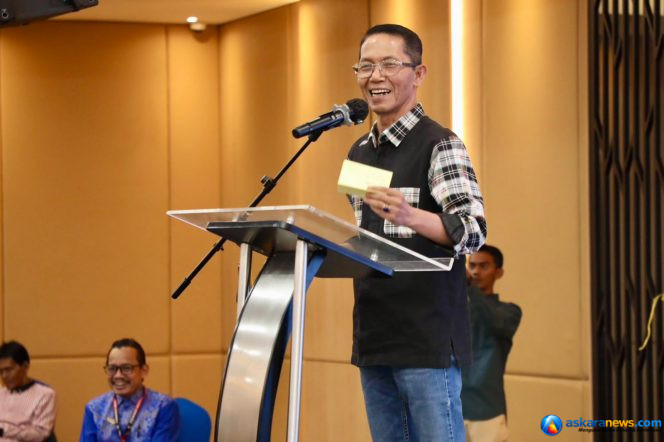 
 Wali Kota Batam, Amsakar Achmad, menyampaikan sambutan saat menghadiri silaturahmi bersama RT, RW, LPM se-Kecamatan Lubuk Baja di Ballroom Hotel AP Premier, Jumat (16/10/2026) malam. 