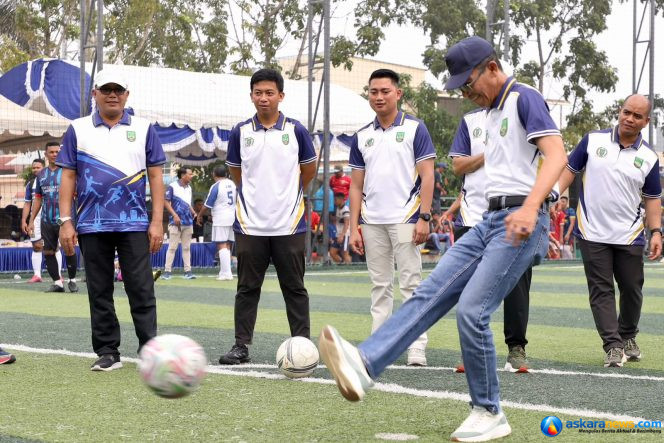 
 Wali Kota Batam, Amsakar Achmad, menendang bola saat membuka Kejuaraan Minisoccer dalam rangka HUT ke-26 DPRD Kota Batam di Lapangan Gama Minisoccer, Bengkong, Sabtu (17/10/2026). 