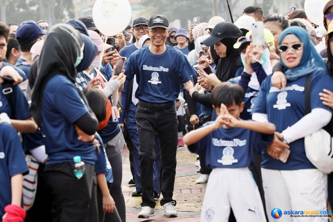 
 Wali Kota Batam, Amsakar Achmad, menghadiri Funwalk Batam Pos bersama Universitas Terbuka Batam di Dataran Engku Putri, Batam, Minggu (18/10/2026). 