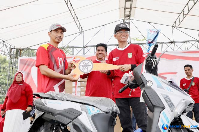 
 Wali Kota Batam, Amsakar Achmad, menyerahkan hadiah saat menghadiri Bengkong Smiling Morning ke-16 di Lapangan Chu Bee, Bengkong, Minggu (18/10/2026). 