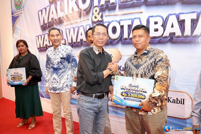 
 Wali Kota Batam, Amsakar Achmad, menyampaikan sambutan saat menghadiri silaturahmi bersama RT, RW, dan LPM se-Kecamatan Nongsa di Hokkie Hotel Batam, Kompleks Punggur Center, Kabil, Nongsa, Minggu (18/10/2026). 
