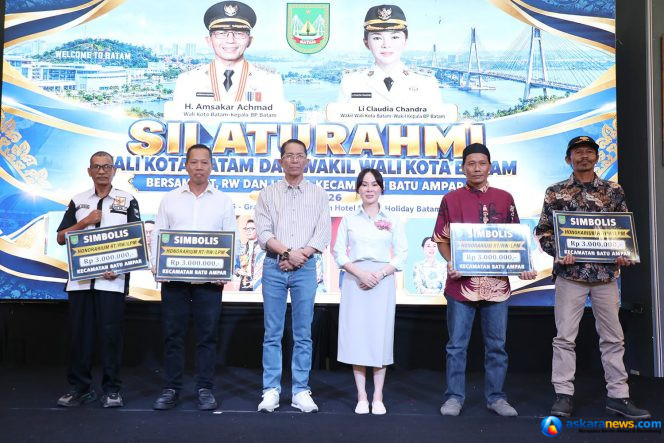 
 Wali Kota Batam, Amsakar Achmad, bersama Wakil Wali Kota Batam, Li Claudia Chandra, menyapa warga Batu Ampar saat silaturahmi RT, RW, dan LPM se-Kecamatan Batu Ampar di Hotel Planet Holiday, Senin (19/10/2026). 