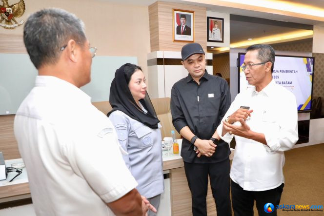 
 Wali Kota Batam, Amsakar Achmad, berbincang dengan Bupati Brebes, Paramitha Widya Kusuma, usai pertemuan di Kantor Wali Kota Batam, Selasa (20/10/2026).