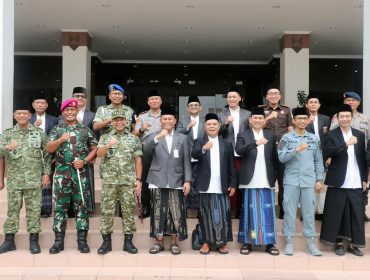 Sekda Batam, Firmansyah, saat menjadi inspektur upacara HSN 2026 di Dataran Engku Putri Batamcentre, Kamis (22/10/2026). 