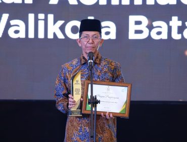 Wali Kota Batam, Amsakar Achmad, menerima penghargaan sebagai Wali Kota Pendukung Zakat Terbaik dalam ajang BAZNAS Grand Awards 2026. 