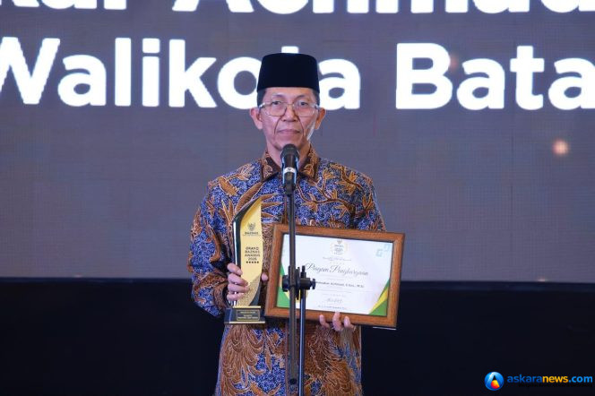 
 Wali Kota Batam, Amsakar Achmad, menerima penghargaan sebagai Wali Kota Pendukung Zakat Terbaik dalam ajang BAZNAS Grand Awards 2026. 