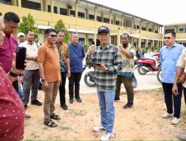 Wali Kota Batam, Amsakar Achmad, meninjau SDN 013 Sekupang usai peresmian jalan dan normalisasi drainase di Perumahan Taman Victoria, Sekupang, Minggu (25/10/2026). 