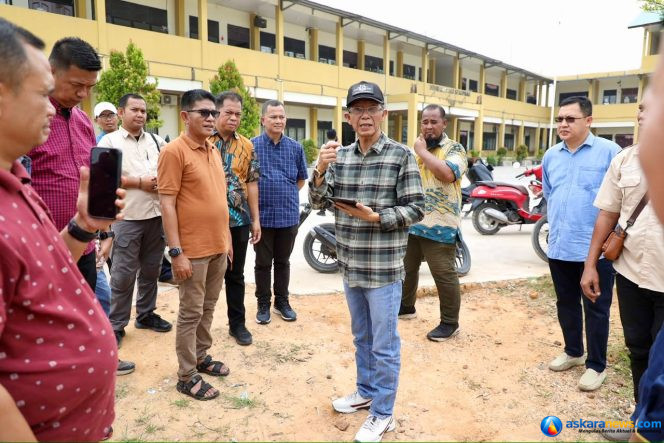 
 Wali Kota Batam, Amsakar Achmad, meninjau SDN 013 Sekupang usai peresmian jalan dan normalisasi drainase di Perumahan Taman Victoria, Sekupang, Minggu (25/10/2026). 