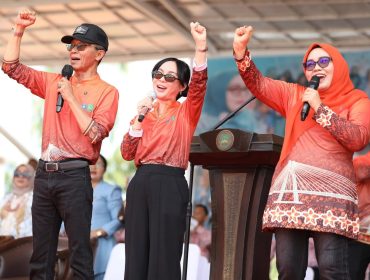 Wali Kota Batam, Amsakar Achmad, bersama Wakil Wali Kota Batam, Li Claudia Chandra, dan Ketua TP-PKK Batam, Erlita Amsakar, saat menghadiri Jambore PKK tahun lalu.