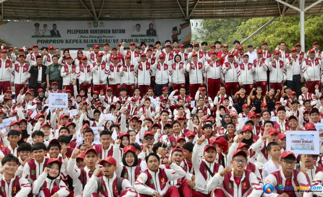 
 Sekda Batam, Firmansyah, bersama atlet Batam saat pelepasan atlet Porprov Kepri di Dataran Engku Putri, Batam, Selasa (27/10/2026). 