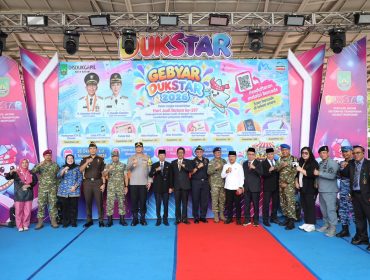 Wali Kota Batam, Amsakar Achmad, mengecek pelayanan di stan Gebyar Dukstar 2026 di Dataran Engku Putri, Batam Centre, Rabu (28/10/2026). 