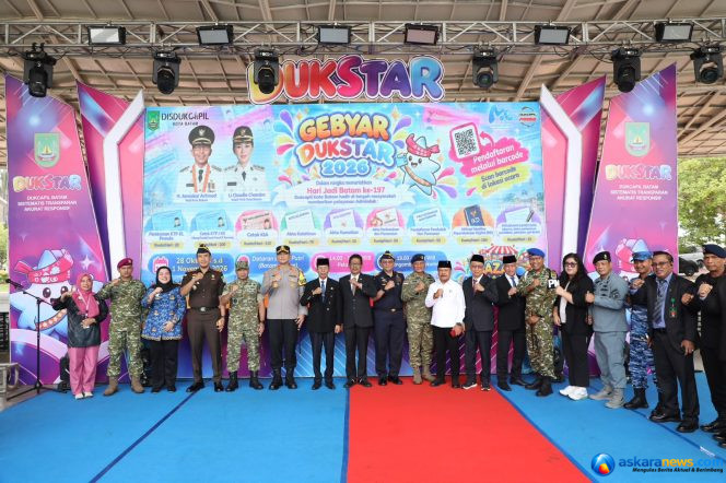 
 Wali Kota Batam, Amsakar Achmad, mengecek pelayanan di stan Gebyar Dukstar 2026 di Dataran Engku Putri, Batam Centre, Rabu (28/10/2026). 