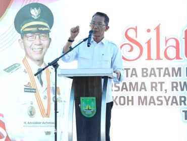 Wali Kota Batam, Amsakar Achmad, menyerap aspirasi warga saat silaturahmi bersama RT, RW, dan LPM se-Kecamatan Galang di Halaman Kantor Camat Galang, Kamis (29/10/2026). 