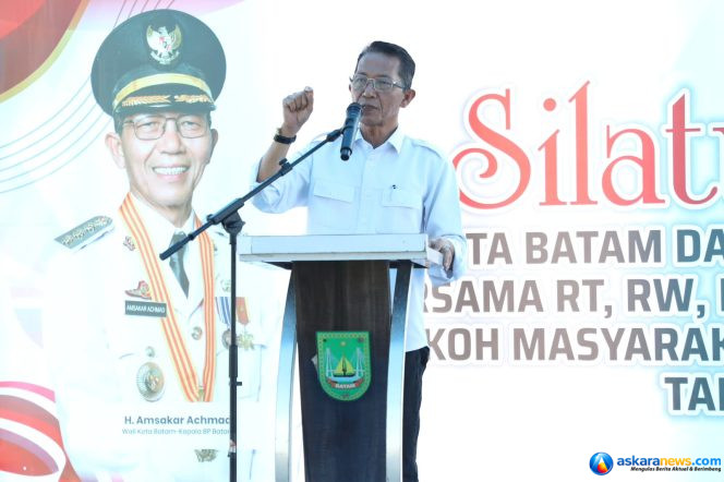 
 Wali Kota Batam, Amsakar Achmad, menyerap aspirasi warga saat silaturahmi bersama RT, RW, dan LPM se-Kecamatan Galang di Halaman Kantor Camat Galang, Kamis (29/10/2026). 