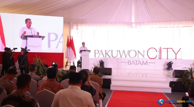 Wali Kota Batam Amsakar Achmad memberikan sambutan di acara groundbreaking pembangunan Pakuwon City Batam di Tanjung Uma, Batam, Kamis (29/10/2026). 