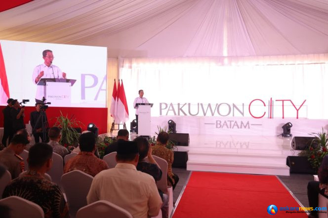 
 Wali Kota Batam Amsakar Achmad memberikan sambutan di acara groundbreaking pembangunan Pakuwon City Batam di Tanjung Uma, Batam, Kamis (29/10/2026). 