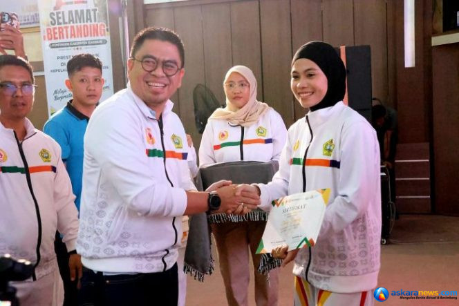 
 Anggota DPR RI HM Endipat Wijaya melepas kontingen asal Kabupaten Karimun. Endipat akan memberikan apresiasi apabila atlet Karimun berprestasi. 
