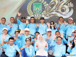 Wali Kota Batam, Amsakar Achmad, dan Wakil Wali Kota Batam, Li Claudia Chandra, bersama pimpinan dan anggota DPRD Batam dan sejumlah pejabat Batam saat perayaan HUT DPRD Batam, Sabtu (31/10/2026). 