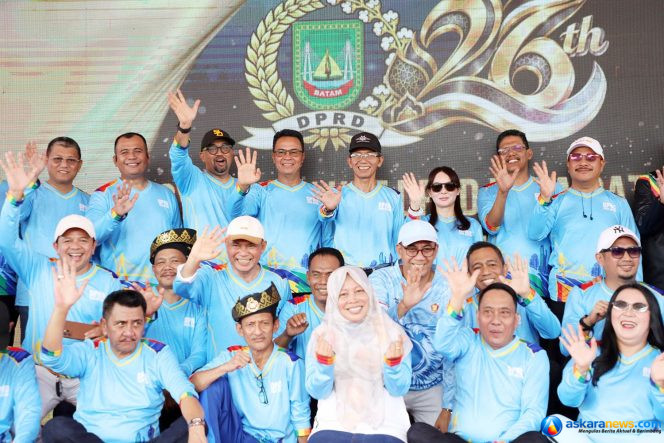 
 Wali Kota Batam, Amsakar Achmad, dan Wakil Wali Kota Batam, Li Claudia Chandra, bersama pimpinan dan anggota DPRD Batam dan sejumlah pejabat Batam saat perayaan HUT DPRD Batam, Sabtu (31/10/2026). 