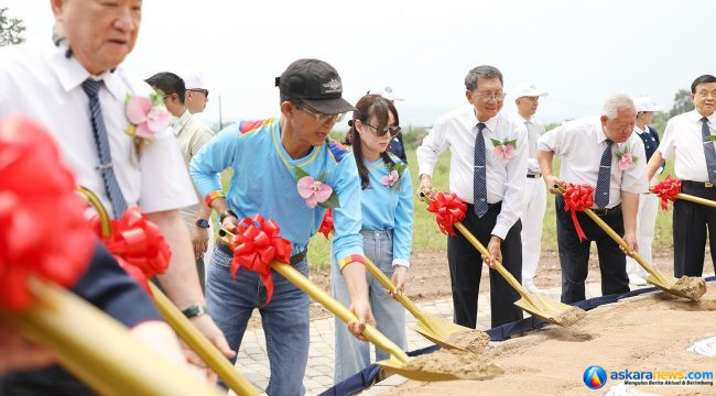 Wali Kota Batam, Amsakar Achmad, bersama Wakil Wali Kota Batam, Li Claudia Chandra, meletakkan batu pertama pembangunan Tzu Chi School Batam di Lubuk Baja, Sabtu (31/10/2026). 