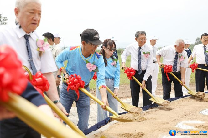 
 Wali Kota Batam, Amsakar Achmad, bersama Wakil Wali Kota Batam, Li Claudia Chandra, meletakkan batu pertama pembangunan Tzu Chi School Batam di Lubuk Baja, Sabtu (31/10/2026). 