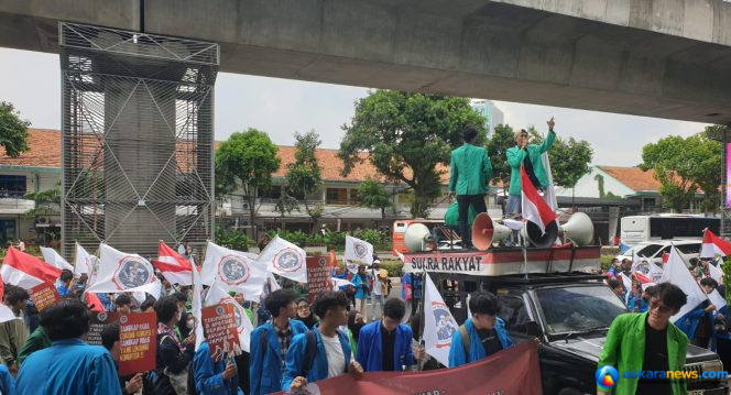 
 Forum Gerakan Mahasiswa Indonesia secara tegas mendesak pencopotan Ketua Komisi Pemilihan Umum Republik Indonesia (KPU RI)
