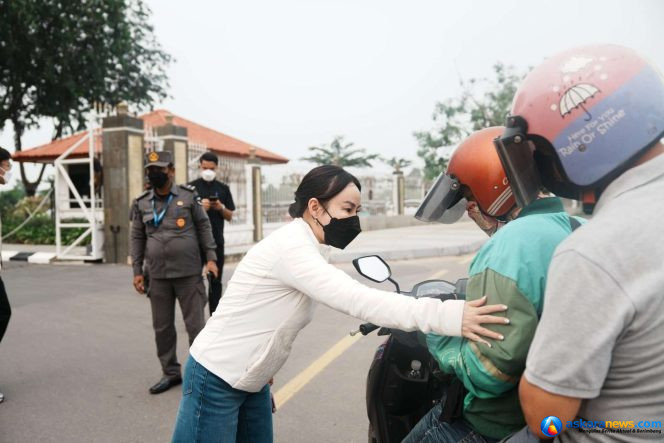 
 Peduli Kesehatan Masyarakat, BP Batam Bagikan Masker di Tengah Sebaran Kabut Asap