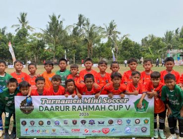 Keterangan Foto: Para peserta Turnamen Mini Soccer Daarurrahmah Cup V 2026 berfoto bersama di lapangan pertandingan dengan mengenakan seragam tim masing-masing. Turnamen yang berlangsung pada 28–31 Oktober 2026 di halaman MTs Daarurrahmah Sukatani, Kabupaten Bekasi, ini menjadi ajang silaturahmi antarpelajar SD/MI sekaligus wadah pengembangan bakat, pembinaan karakter, dan penanaman nilai sportivitas sejak dini.