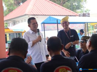 Gubernur Kepri Ansar Ahmad berbicara di hadapan Ketua dan pengurus Himpunan Pramuwisata Indonesia (HPI) dari seluruh provinsi di Indonesia. Pertemuan berlangsung di Kedai Makan Nonafa, Pulau Penyengat, Tanjungpinang, Rabu (7/10/2026).