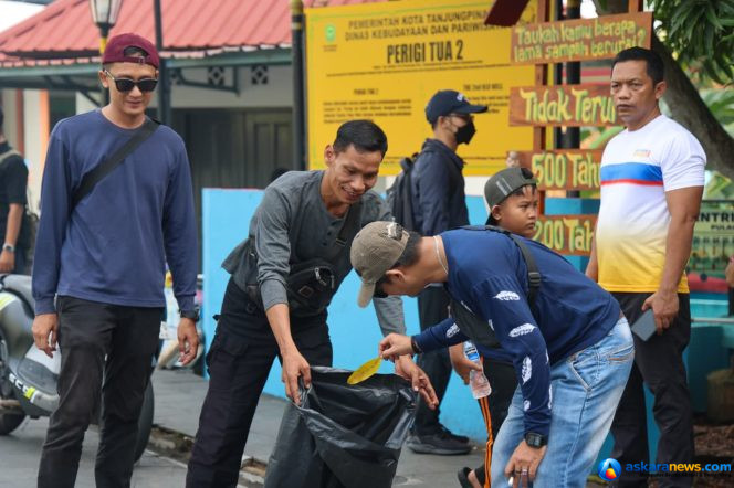 
 ASN Pemprov Kepulauan Riau bersama wartawan pengurus Persatuan Wartawan Indonesia (PWI) Kepri - melaksanakan Gotong royong di sejumlah kawasan di Pulau Penyengat, Tanjungpinang, Minggu (18/10/2026). 