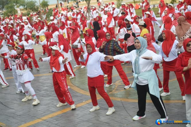
 Ketua YKI Provinsi Kepri, Dewi Kumalasari Ansar bersama ratusan warga mengikuti senam sehat bersama di halaman Gedung Dekranasda, Tepi Laut Tanjungpinang, Minggu (4/10/2026). 