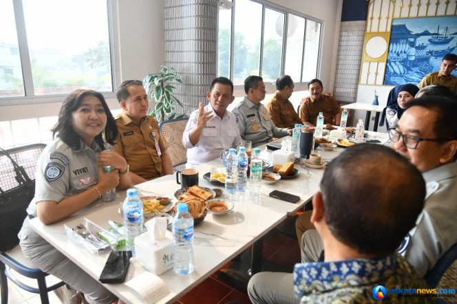 
 Gubernur Kepri Ansar Ahmad berdiskusi dengan Jajaran Komisaris Utama Jasa Raharja PT Jasa Raharja Aan Suhanan dan Direktur Utama PT Jasa Raharja Muhammad Awaluddin, bertempat di Restoran Prau Bengkong Kota Batam, Selasa (6/10/2026). 