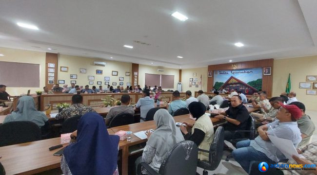 Para kepala OPD, Camat dan tamu undangan lainnya mengikut rapat koordinasi dalam rangka persiapan penilaian Adipura 2026. Rapat dipimpin oleh Asisten Pemerintahan, Keistimewaan dan Kesejahteraan Rakyat di Balai Keurukon, Jumat (30/10/2026). 