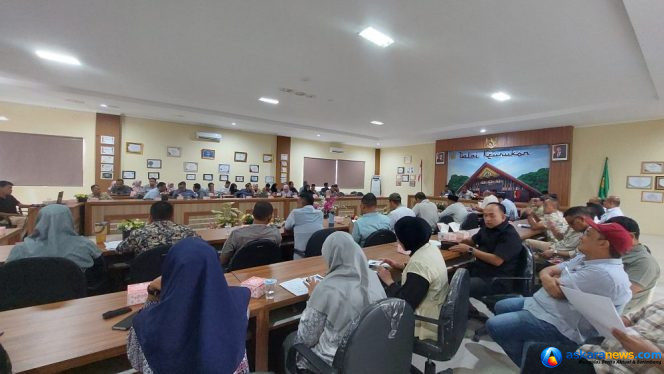 
 Para kepala OPD, Camat dan tamu undangan lainnya mengikut rapat koordinasi dalam rangka persiapan penilaian Adipura 2026. Rapat dipimpin oleh Asisten Pemerintahan, Keistimewaan dan Kesejahteraan Rakyat di Balai Keurukon, Jumat (30/10/2026). 