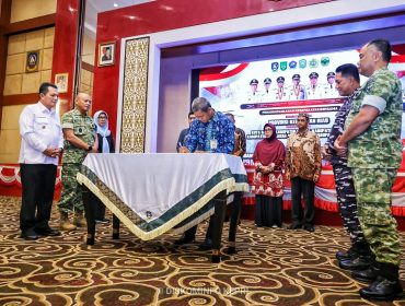 Gubernur Kepri Ansar Ahmad bersama Dankodaeral IV Laksamana Muda TNI Berkat Widjanarko, Danrem 033/Wira Pratama Brigjen TNI Bambang Harquitanto, Danlantamal IV Kolonel PTB Agus Rohimat menyaksikan penandatanganan kesepakatan bersama oleh lima Pemda di Kepri tentang sinergi pembiayaan pembentukan Komcad ASN di Aula Wan Seri Beni, Dompak, Kamis (29/10/2026). 