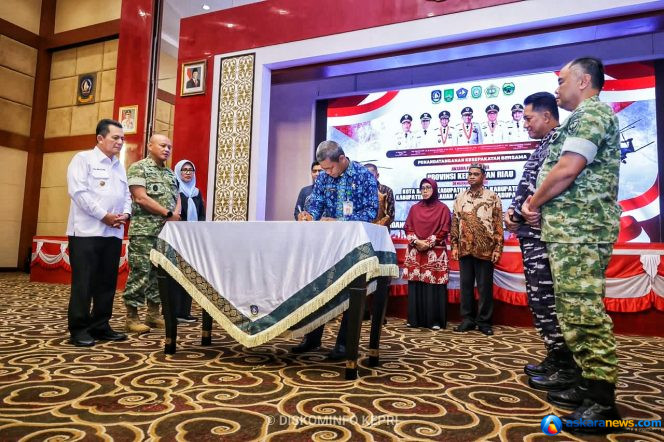 
 Gubernur Kepri Ansar Ahmad bersama Dankodaeral IV Laksamana Muda TNI Berkat Widjanarko, Danrem 033/Wira Pratama Brigjen TNI Bambang Harquitanto, Danlantamal IV Kolonel PTB Agus Rohimat menyaksikan penandatanganan kesepakatan bersama oleh lima Pemda di Kepri tentang sinergi pembiayaan pembentukan Komcad ASN di Aula Wan Seri Beni, Dompak, Kamis (29/10/2026). 